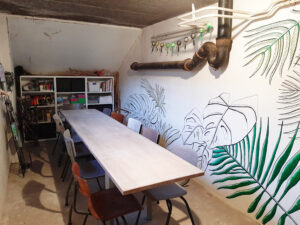 Workshopruimte Den Bosch met muurschildering en tweedehands meubels